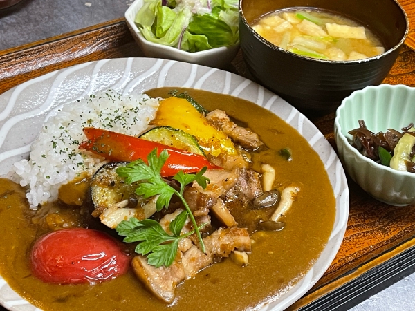 夏野菜と豚の生姜焼きカレー定食〜スパイス香る欧風カレー〜