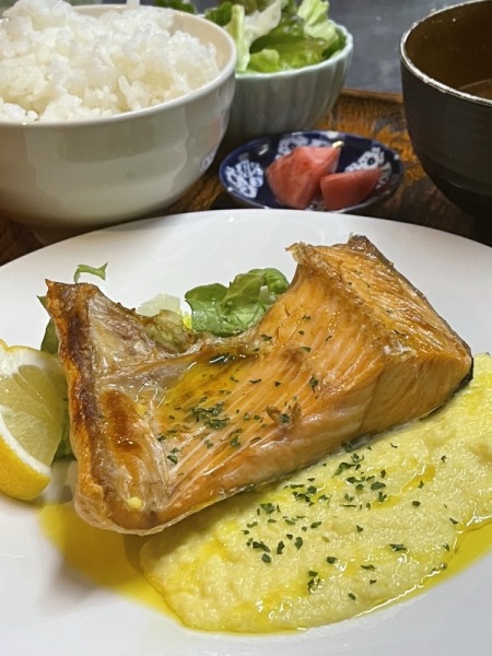 アラスカサーモンの塩焼き定食〜金美人参ソース〜