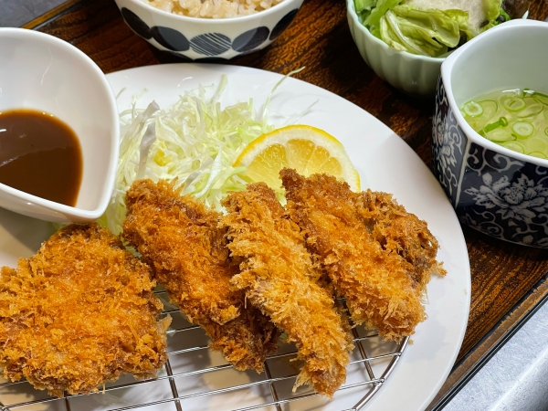 鰹出汁で食べるヒレ肉バラ肉２種とんかつ定食
