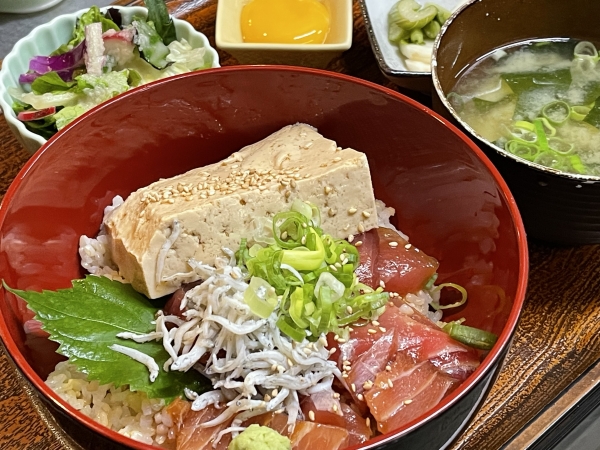 鮪と豆腐の漬け丼定食