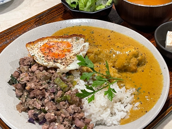 ラム肉ガパオとココナッツチキンカレーの合いがけ定食