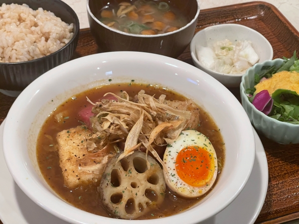 揚げ豆腐と根菜のスープカレー