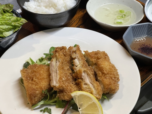 お出汁と梅だれでいただくチキンかつ定食