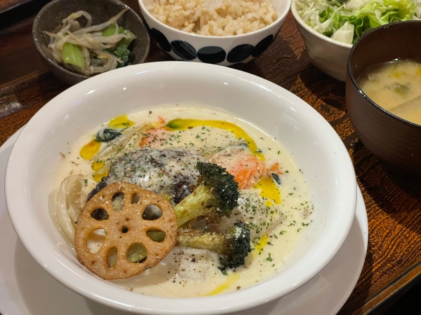 根菜とハンバーグのクリームシチュー定食