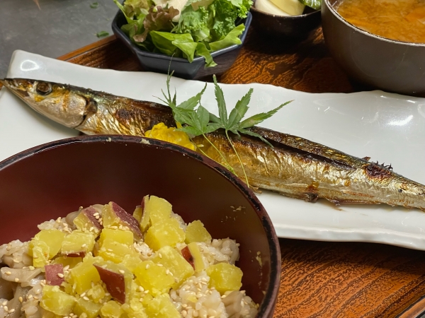 秋の茸とさつま芋のちらし飯と秋刀魚の幽庵焼き定食